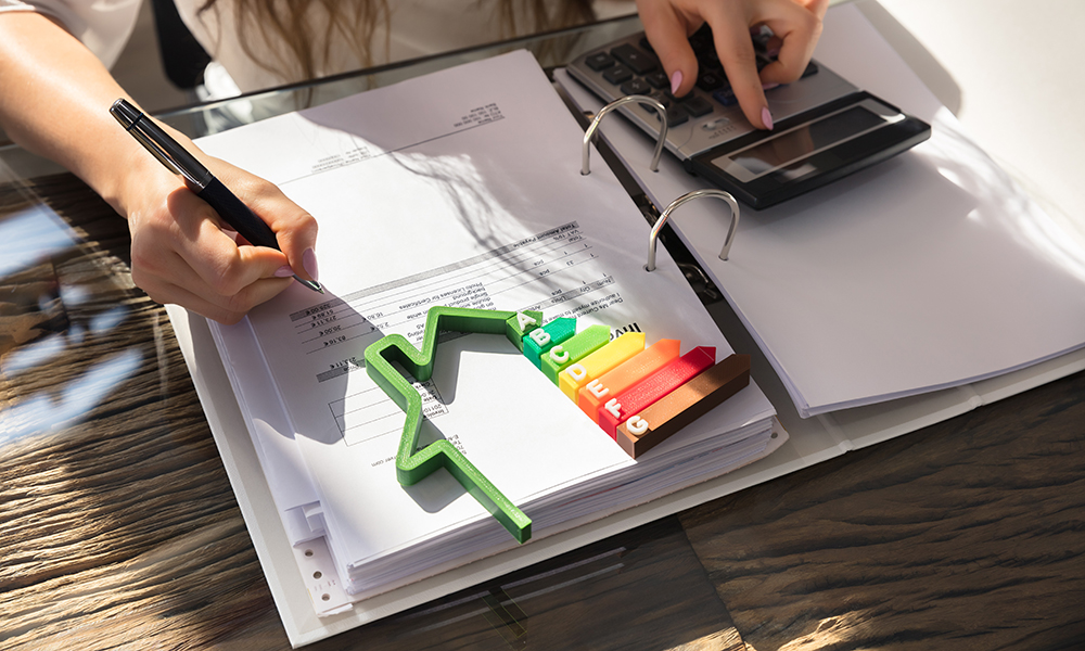 Verwaltung / zeigt einen Aktenordner und einen Taschenrechner